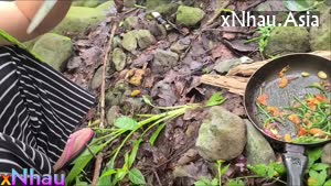Hòa mình với thiên nhiên, cặp đôi cắm trại nấu ăn và địt nhau bên bờ suối (Hòa mình với thiên nhiên, cặp đôi cắm trại nấu ăn và địt nhau bên bờ suối) [26]