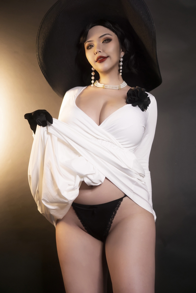 Đọc truyện hentai Tuyển tập Albums siêu phẩm Cosplay - Chap 333 - Hana Bunny – Lady Dimitrescu