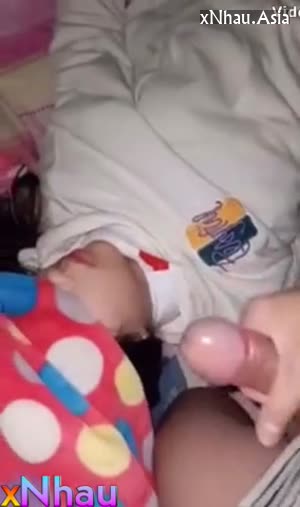 Lén vào phòng sục bắn tinh lên mặt con em gái họ 2k10 lúc nó đang ngủ say (Lén vào phòng sục bắn tinh lên mặt con em gái họ 2k10 lúc nó đang ngủ say) [26]