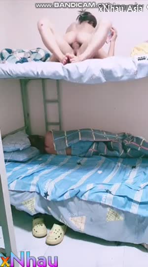 Nứng lồn nhấp cặc người yêu khi con bạn đang ngủ (Nứng lồn nhấp cặc người yêu khi con bạn đang ngủ) [26]