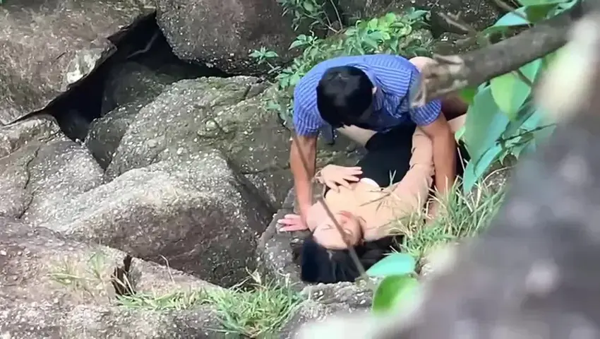 Đi du lịch với công ty mà em đồng nghiệp lén lút chịch bên bờ suối - Sex Việt Nam