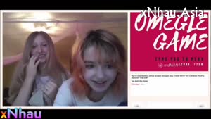 Vcl 2 em gái dâm đãng live vạch áo show vú và núm hồng hồng (Vcl 2 em gái dâm đãng live vạch áo show vú và núm hồng hồng) [26]