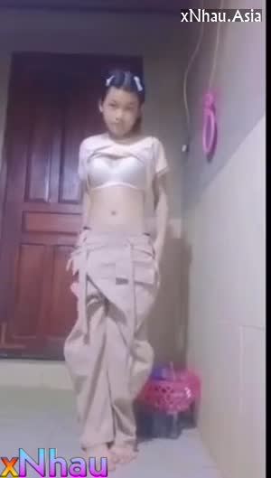 em teen mới lấn tập tành show vú bướm non (em teen mới lấn tập tành show vú bướm non) []