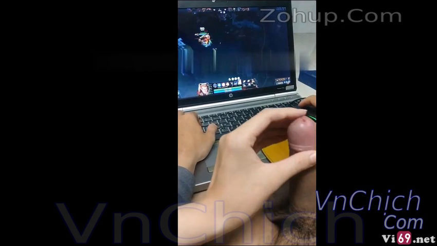 Sống thử cùng em sinh viên đang chơi Dota em cũng lao vào mút như mút kem