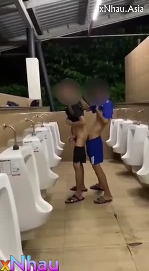 Chơi nhau trong Nhà WC (Chơi nhau trong Nhà WC) [26]