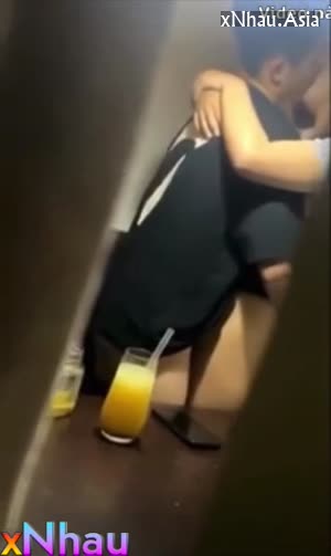 Các cháu tuổi mới lớn mà đã vạch quần đụ nhau ngay trong quá cà phê rồi (Các cháu tuổi mới lớn mà đã vạch quần đụ nhau ngay trong quá cà phê rồi) [26]