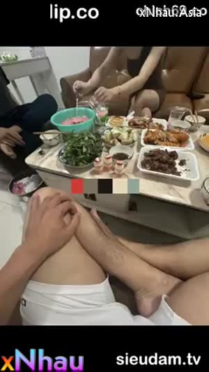 Em nhân viên ăn tất niên với đồng nghiệp cuối năm p1 (Em nhân viên ăn tất niên với đồng nghiệp cuối năm p1) []