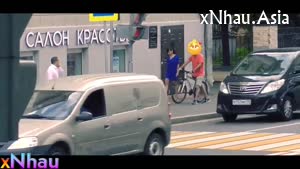Tuột váy trên đường phố xem phản ứng người đi đường (Tuột váy trên đường phố xem phản ứng người đi đường) [26]