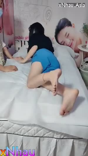 Massage toàn thân bị KTV địt lén trong lúc nghe điện thoại chồng (Massage toàn thân bị KTV địt lén trong lúc nghe điện thoại chồng) [26]