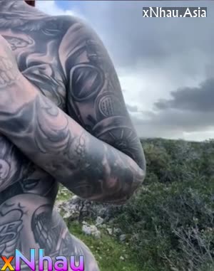 Gái dâm giang hồ xăm trổ kín người khoe hàng thủ dâm (Gái dâm giang hồ xăm trổ kín người khoe hàng thủ dâm) [26]
