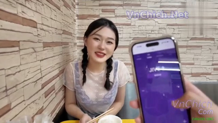 Cho em người yêu mặc quần lót có máy rung đi chơi và cái kết