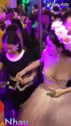 Cô dâu cho quan khách sờ nắn vú để nhận thêm tiền mừng cưới (Cô dâu cho quan khách sờ nắn vú để nhận thêm tiền mừng cưới) [26]
