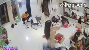 Clip Hot Camera Giấu Kín Trong Phòng Thay Đồ Nhân Viên Dancer Quán Bar (Clip Hot Camera Giấu Kín Trong Phòng Thay Đồ Nhân Viên Dancer Quán Bar) []