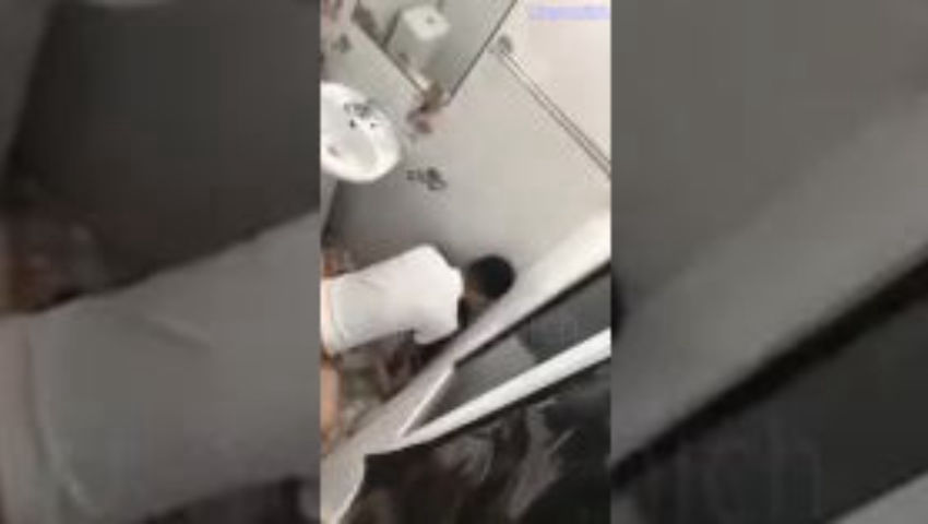 [Zo3x] Quay lén nhỏ bạn uống say bị bạn hiếp dâm trong toa lét không biết gì