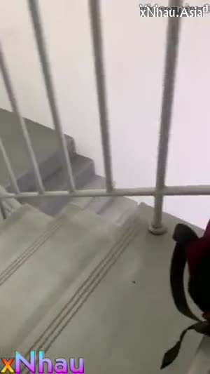 Thanh niên thủ dâm ở cầu thang trường học (Thanh niên thủ dâm ở cầu thang trường học) [26]
