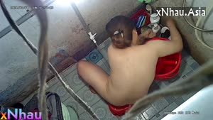 Quay lén mẹ đơn thân thủ dâm bằng vòi (Quay lén mẹ đơn thân thủ dâm bằng vòi) []