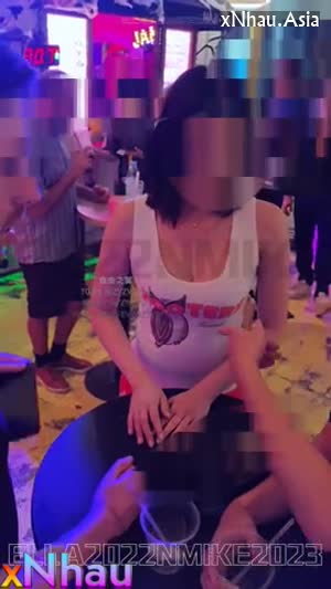 Gạ địt bắn ngập mồm e teen mê giàu mới quen trong quán bar dáng siêu ngon (Gạ địt bắn ngập mồm e teen mê giàu mới quen trong quán bar dáng siêu ngon) [26]