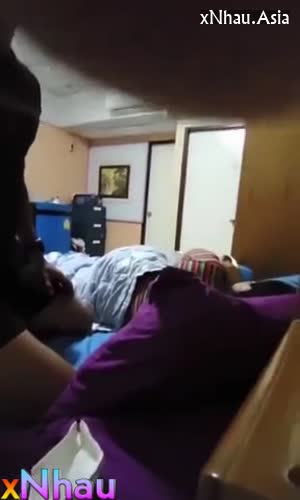 Thằng em khốn nạn anh trai đi làm là lẻn vào phòng chi dâu vuốt ve gạ địt vú to (Thằng em khốn nạn anh trai đi làm là lẻn vào phòng chi dâu vuốt ve gạ địt vú to) [26]