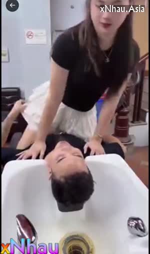 Đi gội đầu trên mà đầu dưới cứ dựng đứng lên muốn được vuốt ve (Đi gội đầu trên mà đầu dưới cứ dựng đứng lên muốn được vuốt ve) [26]