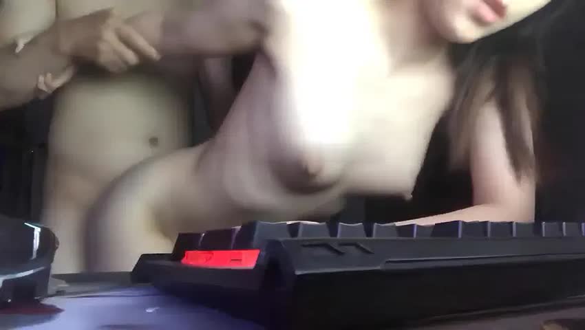 ⁣Đang ngồi làm việc thì em cởi đồ làm luôn một nháy trên bàn - Sex Việt Nam