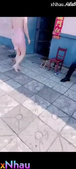 Cô gái mặc đồ như không mặc ở nơi công cộng 2 (Cô gái mặc đồ như không mặc ở nơi công cộng 2) [26]