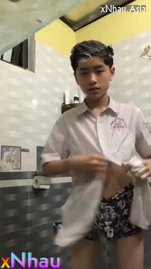 Học sinh thủ dâm trong tolet (Học sinh thủ dâm trong tolet) []