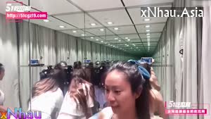 Đoạn video rò rỉ đc cho là các dancer thân hình nóng bỏng bị quay lén khi thay đồ (Đoạn video rò rỉ đc cho là các dancer thân hình nóng bỏng bị quay lén khi thay đồ) [26]