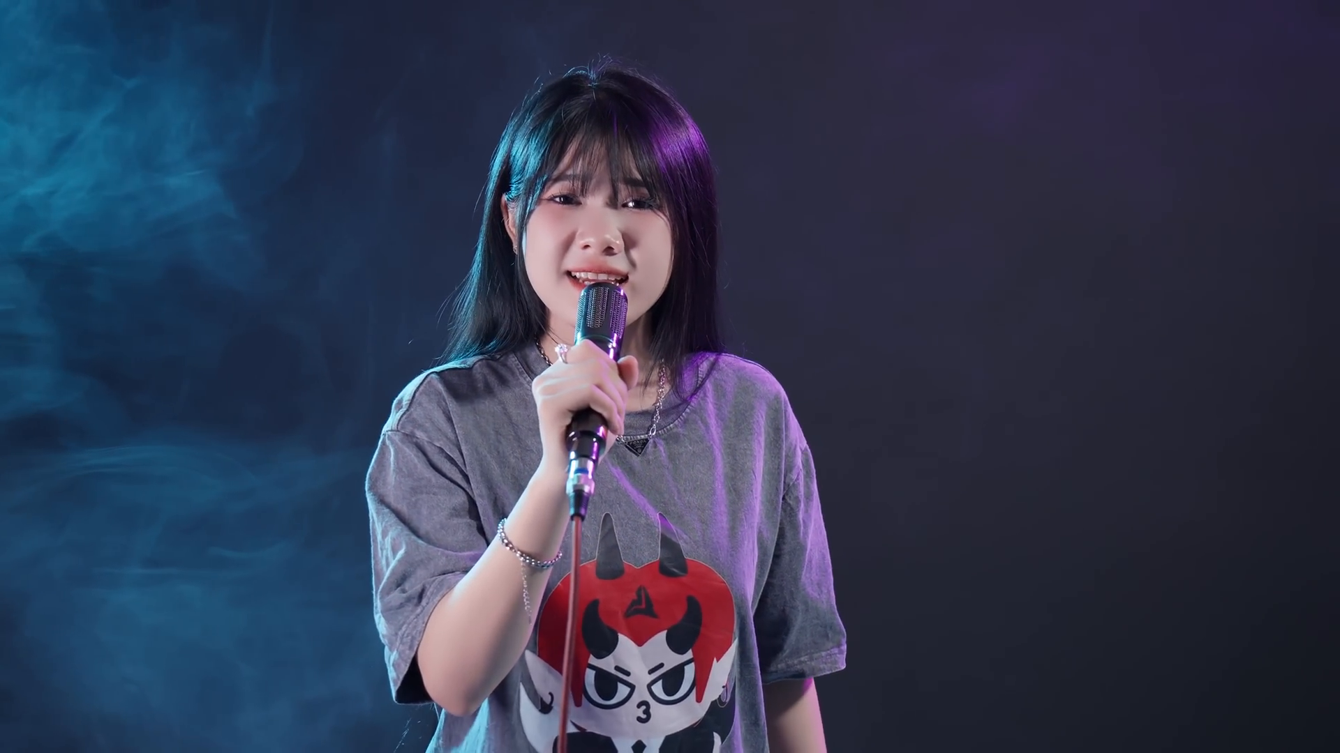 ⁣MÁ_EM_CHÊ_ANH_NGHÈO_2_DƯƠNG_ÁI_VY_MUSIC_VIDEO_anh_xoè_đôi_bàn_tay_1