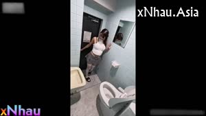 Dâm nữ trốn vào nvs móc vô tình bị phát hiện chịch cho tê lồn run hết cả chân (Dâm nữ trốn vào nvs móc vô tình bị phát hiện chịch cho tê lồn run hết cả chân) [26]