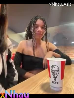 Hai em teen show ở cửa hàng KFC (Hai em teen show ở cửa hàng KFC) [26]