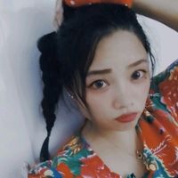对面的男孩看过来