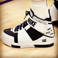 SNEAKRS 2003