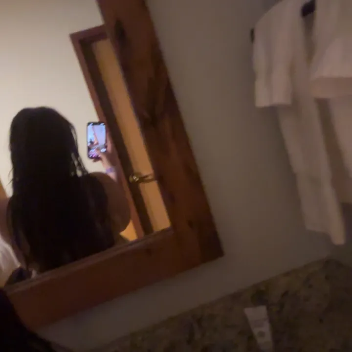 @lovelylivy13