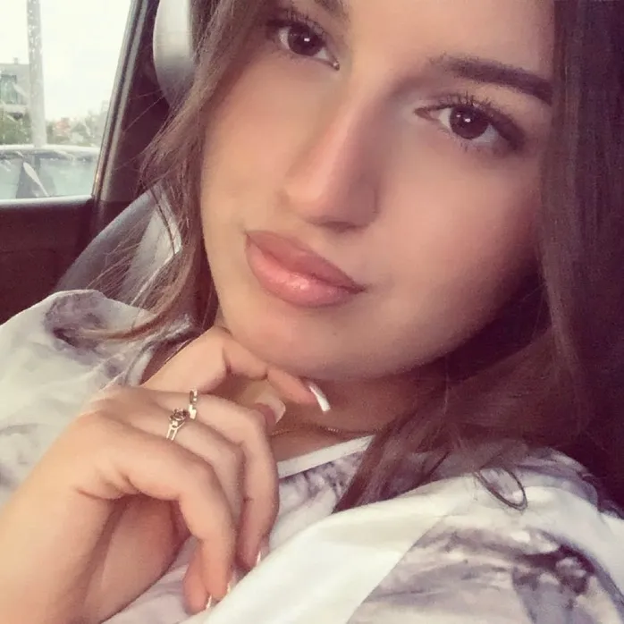 laura_deea_