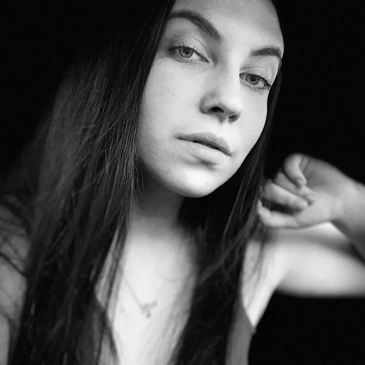 @dezi.bond24
