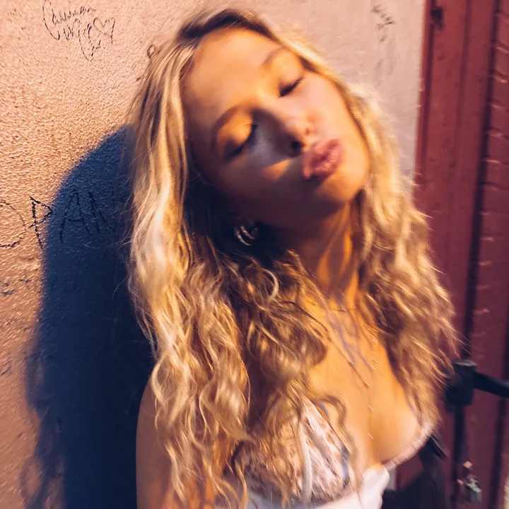 @carolineklase