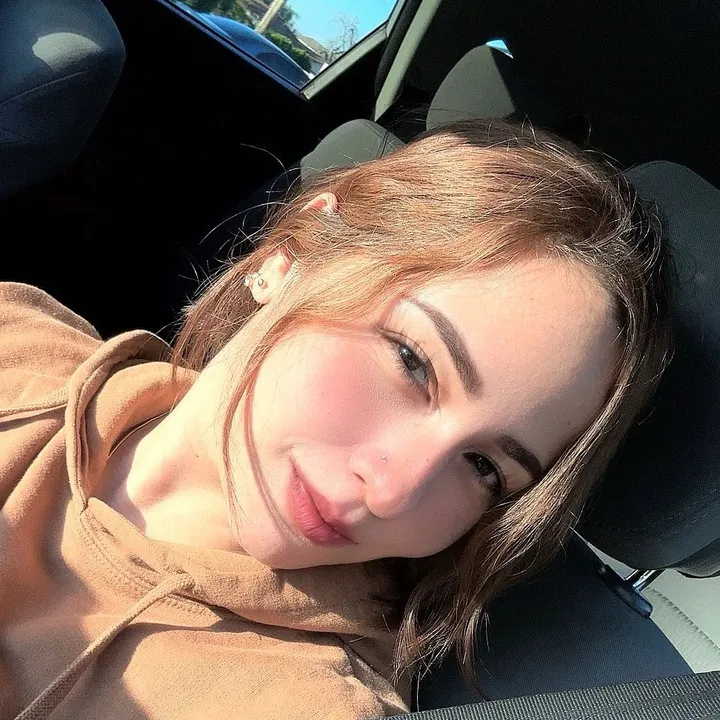 @davianazade