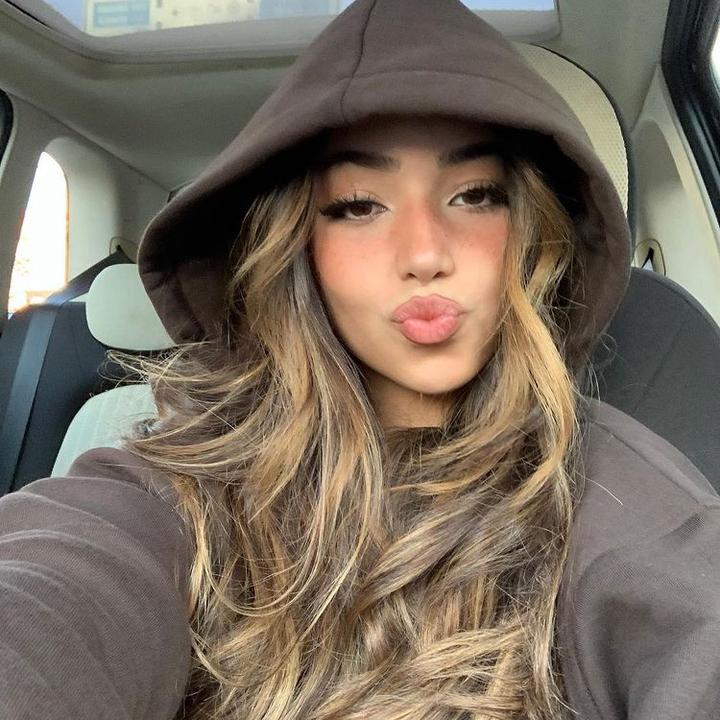 𝖑𝖊𝖙𝖎 👩🏻‍❤️‍💋‍👩🏽 - s w e a t e r