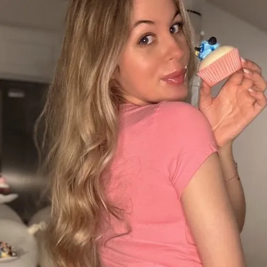 @yesitisbubblegumpink