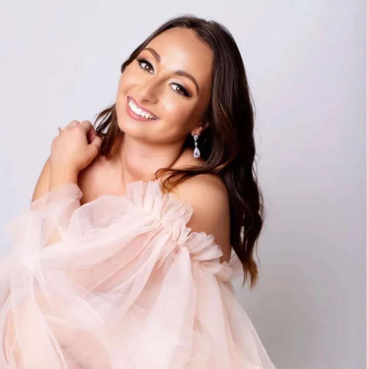 Courtney (@thecourtneynielson) - Urlebird