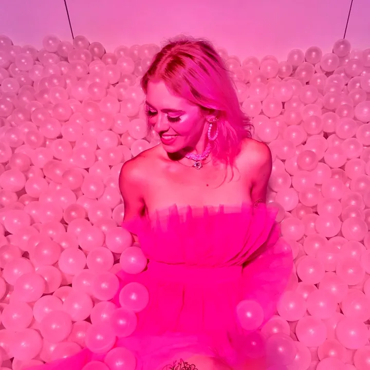 avi.dancespink