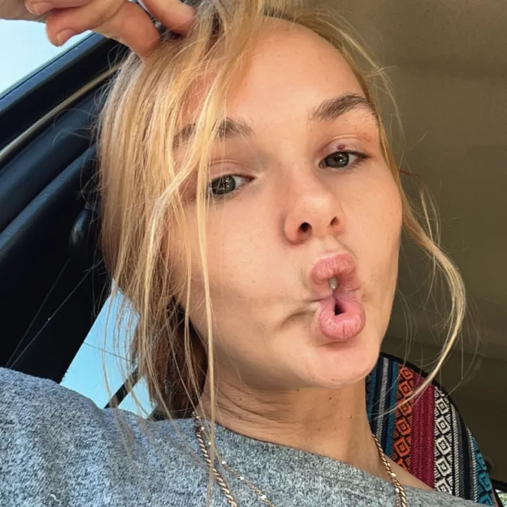 Pink Sweater Girl (@mamaskye96) - Urlebird