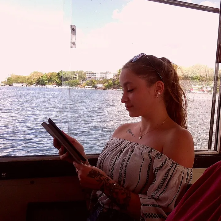 @bookswithdee_
