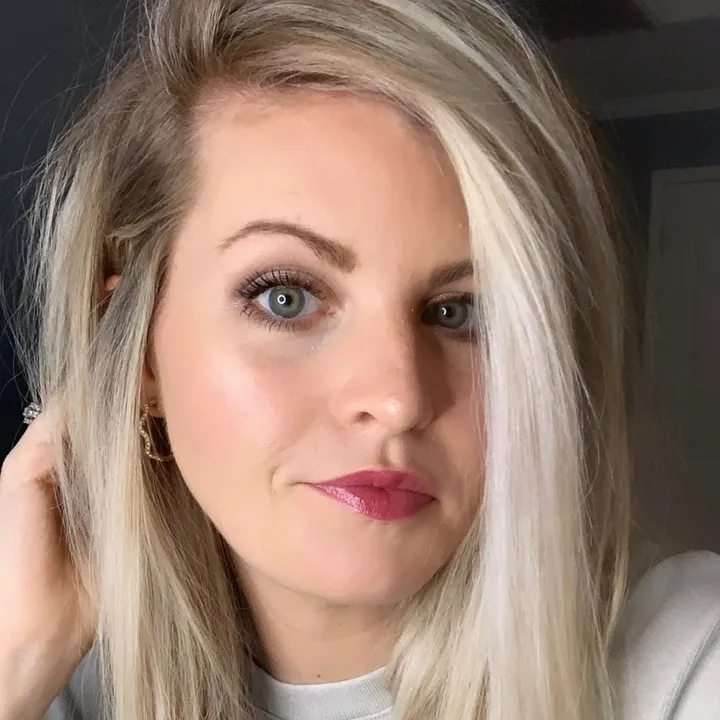 @chelseabare