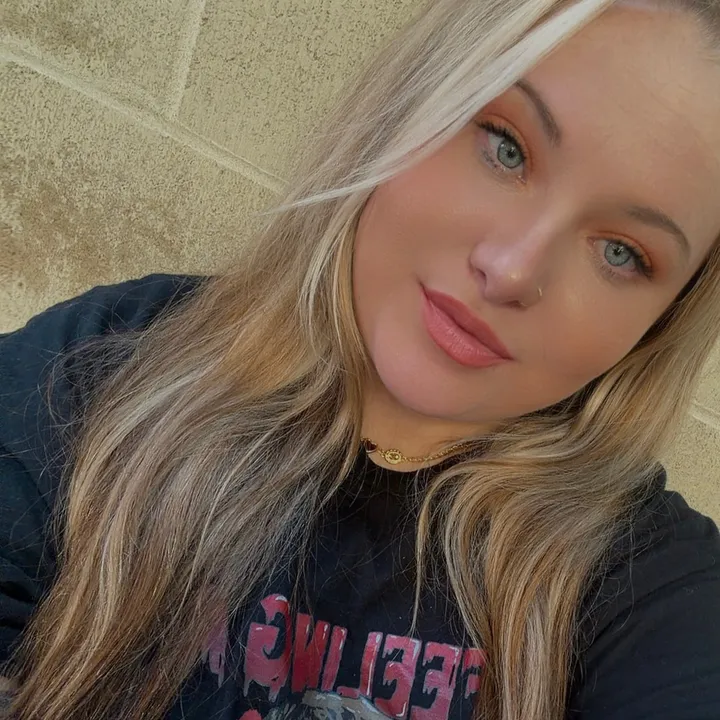 @xhallowedhoney