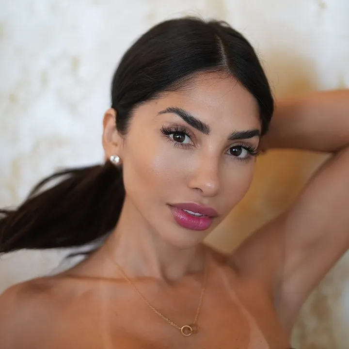 @missalessandraleon