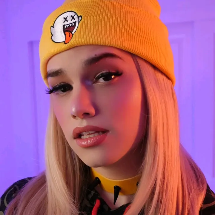 QueenieSteph (@queeniestephyyz) - Urlebird